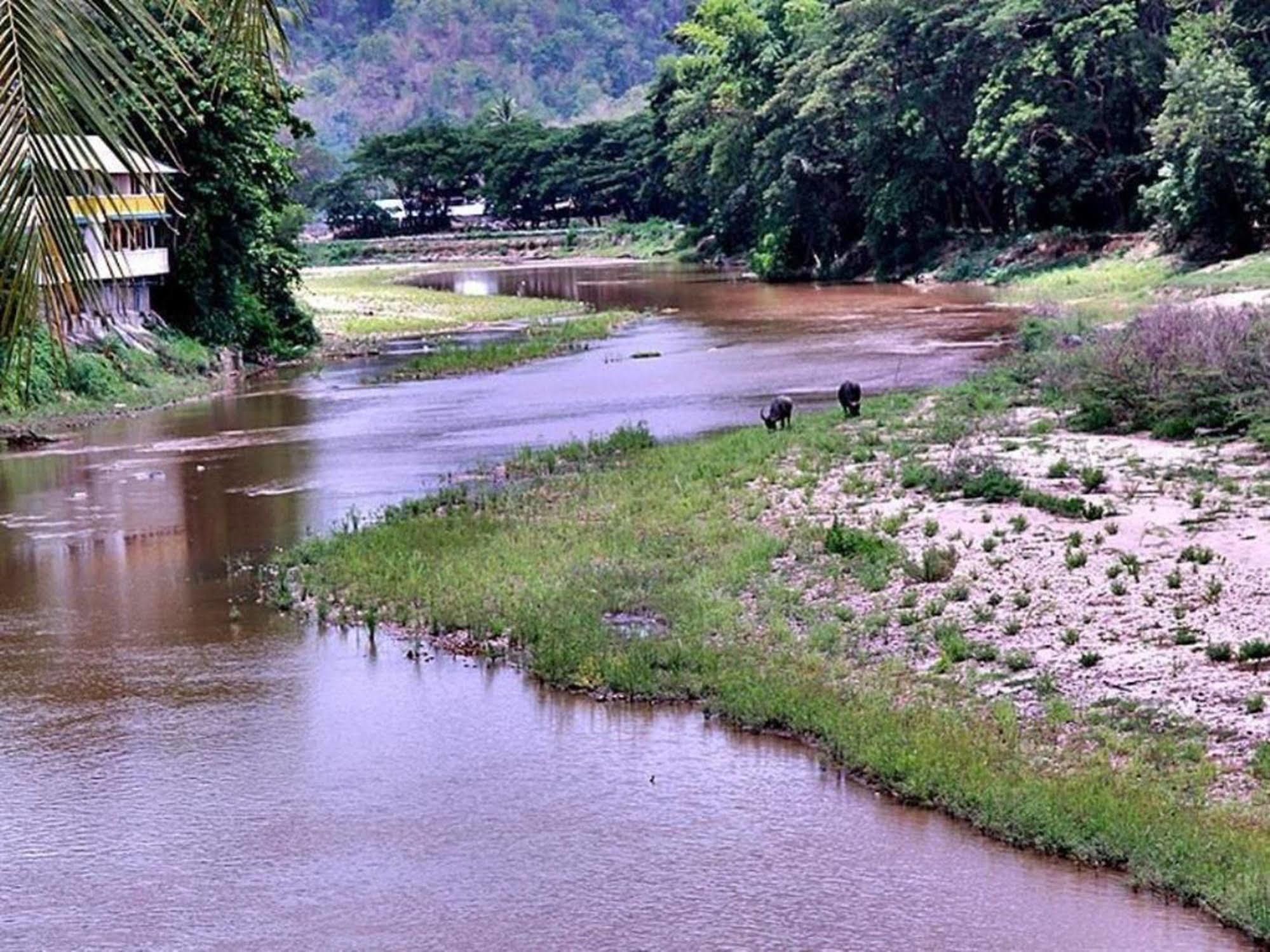 River Bank Resort Mae Sariang Exterior photo