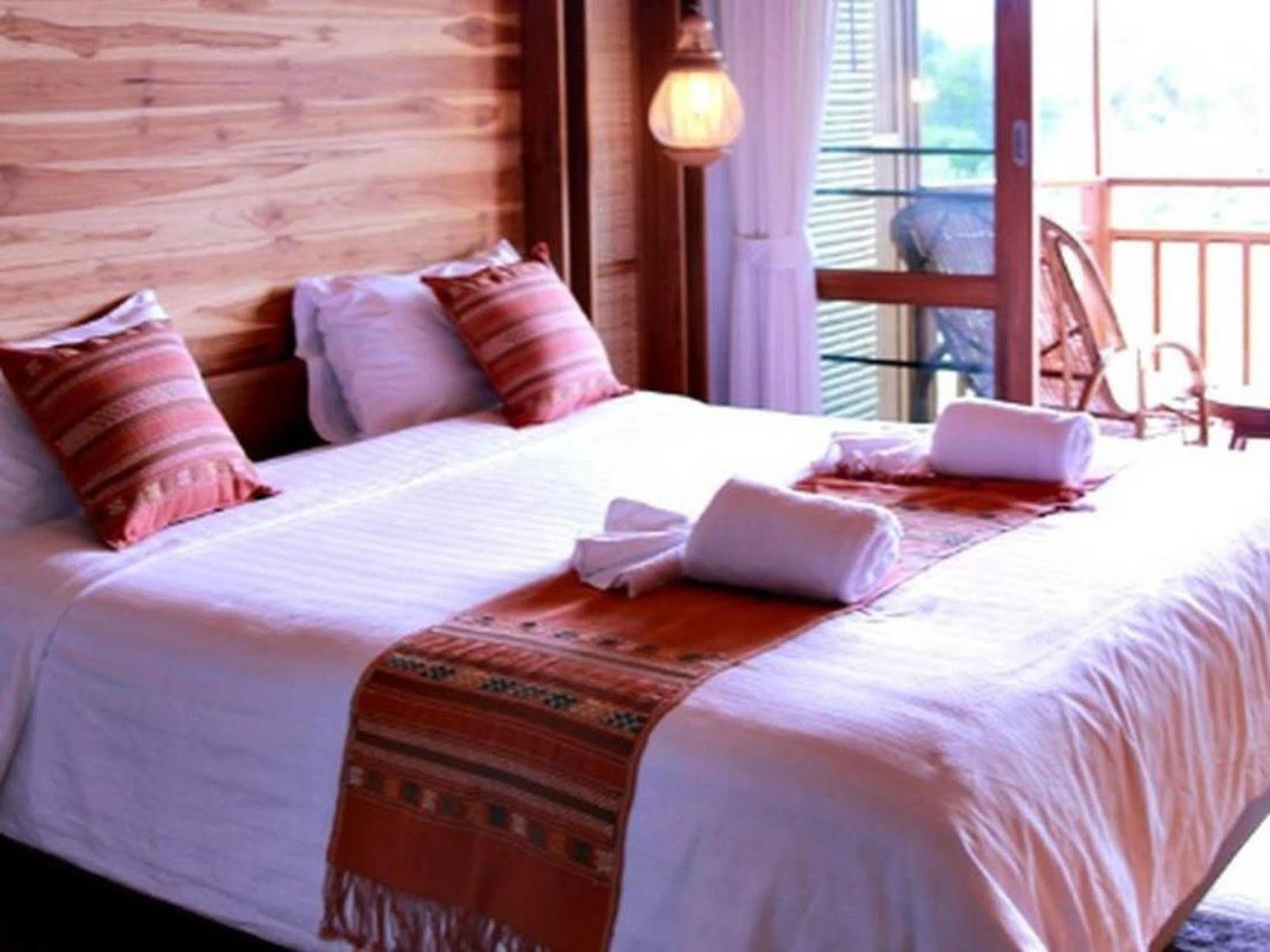 River Bank Resort Mae Sariang Exterior photo