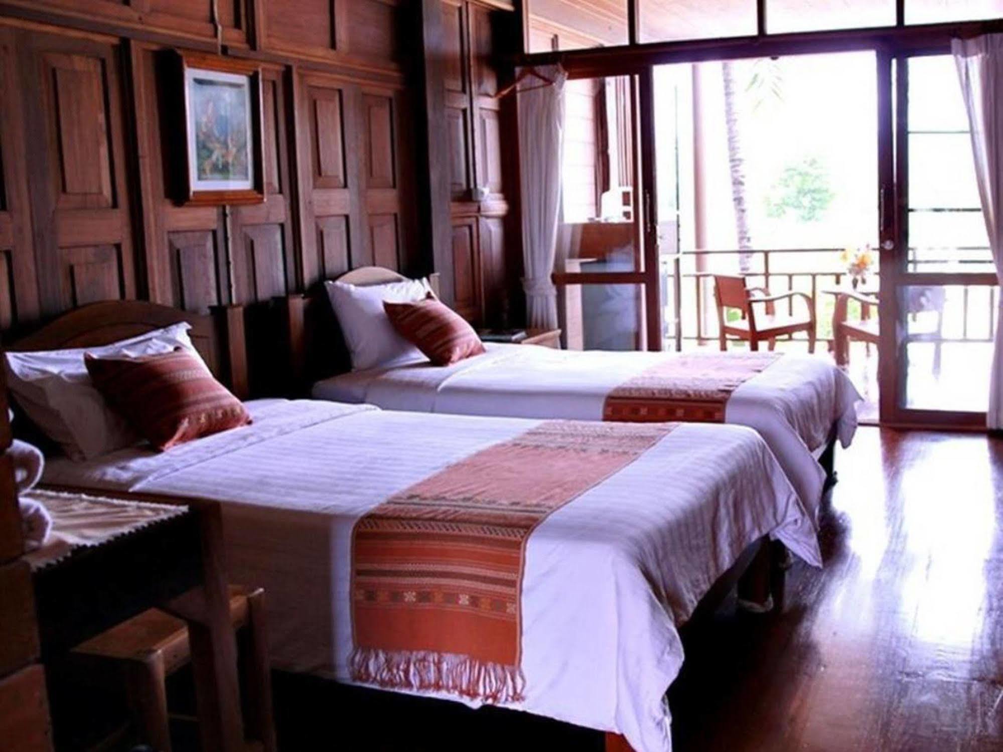 River Bank Resort Mae Sariang Exterior photo